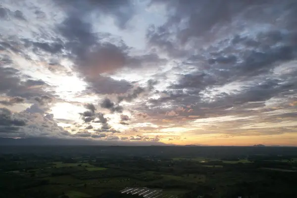 Piękna Wiejska Fotografia Krajobrazowa Zachmurzonymi Górami Wieczornym Słońcem Tło Nieba — Zdjęcie stockowe