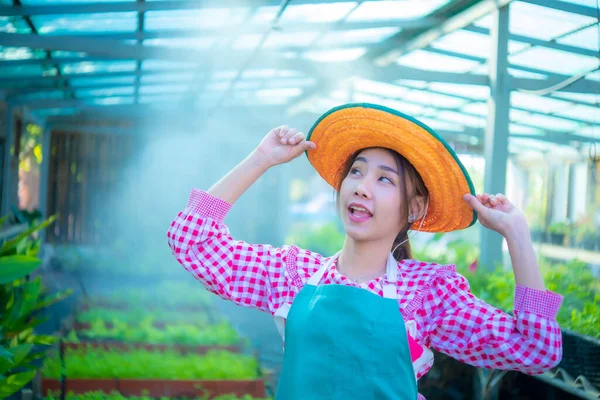 Petani Asia Yang Cantik Memegang Topi Dan Melihat Ruang Fotokopi — Stok Foto