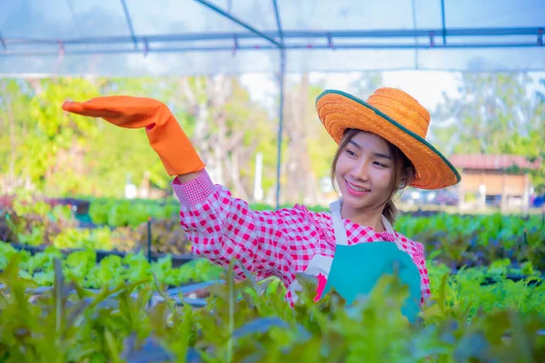 Petani Asia Yang Cantik Bangga Dengan Hasil Karyanya Dan Menunjukkan — Stok Foto