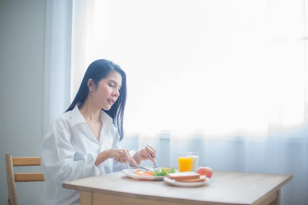 Beautiful Asian Woman Eagerly Slicing Fried Egg Plate Desire — Stock Photo, Image