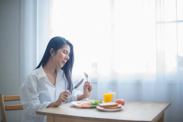 Beautiful Asian Woman Ate She Couldn Help Smile Delicious Flavors — Stock Photo, Image