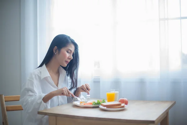 Beautiful Asian Woman Loved Feeling Chewing Crispy Fried Eggs Crunch — Stock Photo, Image