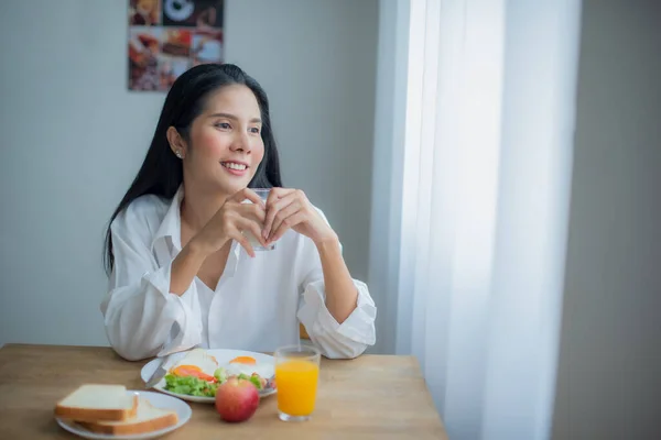 Beautiful Asian Girl Close Shot Happiness Her Breakfast While Looking — Stock Photo, Image