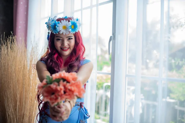 Gadis Asia Cantik Memegang Bunga Merah Bersarang Depan Dan Mengenakan — Stok Foto