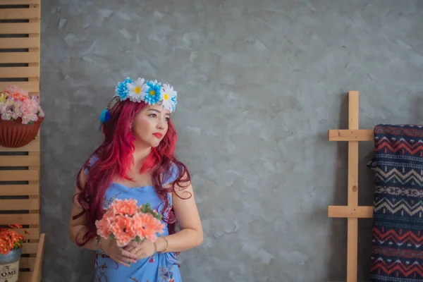 Gadis Asia Cantik Memegang Merah Mengenakan Bunga Biru Kepalanya Terhadap — Stok Foto
