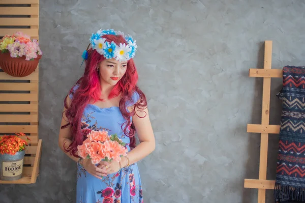 Gadis Asia Berambut Merah Yang Cantik Mengenakan Bunga Biru Memegang — Stok Foto