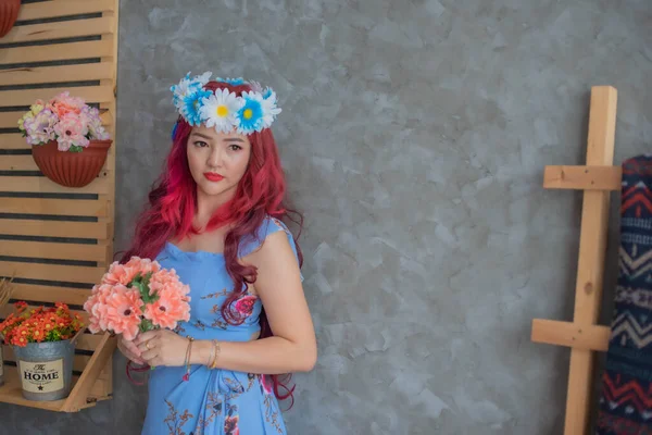 Gadis Asia Berambut Merah Cantik Mengenakan Bunga Biru Yang Memegang — Stok Foto