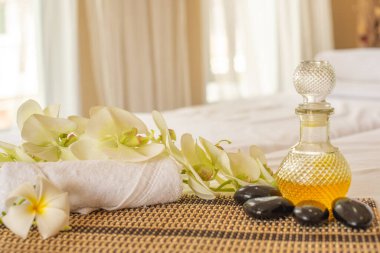 Spa yağı ve havlunun kombinasyonu ev masajında gerginliği azaltmak ve rahatlamayı arttırmak için kullanılabilir..