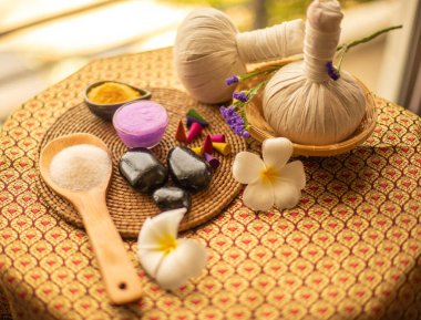 Bitkisel toplar, gerilimi azaltmaya ve rahatlamaya yardımcı olan geleneksel spa malzemelerinden biridir..