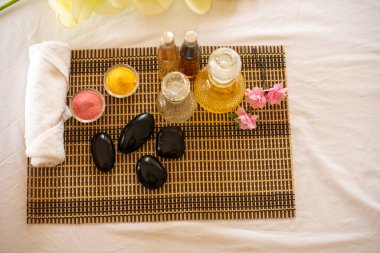 Spa 'daki konukların her biri çeşitli spa yağlarından seçebilir..