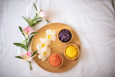 Beyaz yatak bir kaplıcaya dönüştürüldü. Çeşitli tuz içerikleri de eklendi. Evde kendine bakmak için mükemmel bir gün..