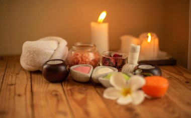 Spa tuzu, beyaz frangipani çiçekleri, kaplıca ortamında, kahverengi bir masanın üzerinde..