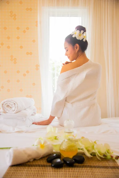 Függőleges Gyönyörű Fehér Köntösben Ágyon Egy Fürdőszobában Csupasz Vállát Van — Stock Fotó