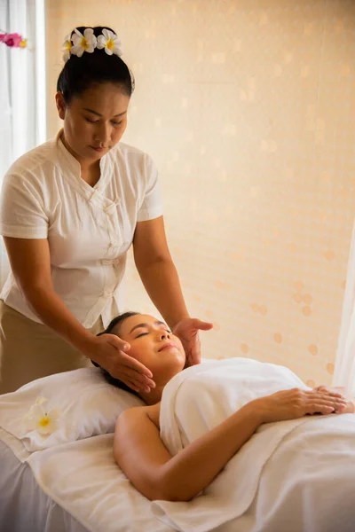Vertikal Bild Professionell Massös Gör Huvud Massage Vacker Asiatisk Kvinna — Stockfoto