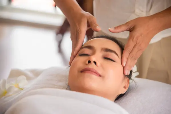 Profissional Massagista Fazendo Cabeça Massagem Bela Ásia Mulher Com Close — Fotografia de Stock