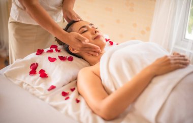 Güzel Asyalı müşteri, masajın her anının tadını çıkararak derin bir rahatlamaya sürüklendiğini hisseder..