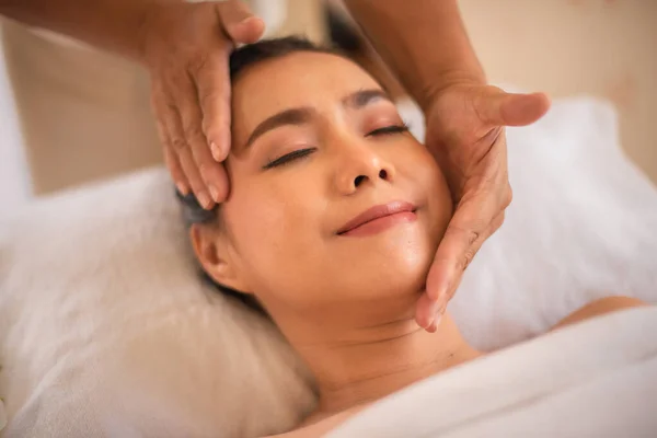 Linda Asiática Cliente Recebe Cabeça Queixo Massageado Com Expressão Feliz — Fotografia de Stock