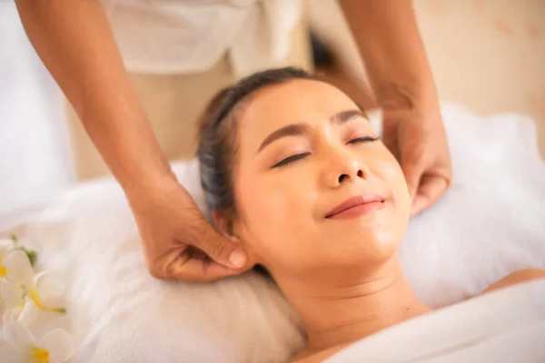 Massagista Profissional Está Massageando Ouvido Belo Cliente Asiático Divertindo Com — Fotografia de Stock