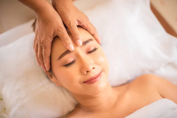 Masöz Becerikli Ellerini Beyaz Yatakta Güzel Bir Asyalı Müşterinin Kafasına — Stok fotoğraf