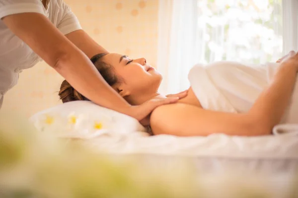 Massaggiatrice Usato Sue Mani Esperte Impastare Applicare Pressione Muscoli Delle — Foto Stock