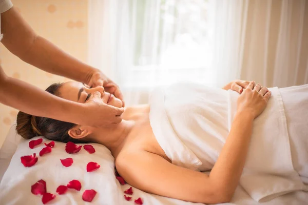 Massaggiatrice Utilizza Tecniche Stimolare Punti Pressione Sulla Testa Del Cliente — Foto Stock