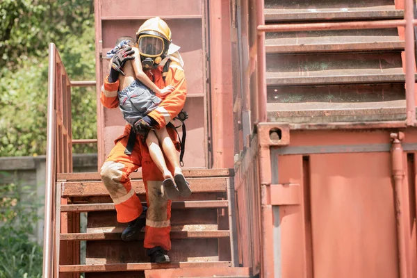 Gyermek Szorosan Kapaszkodott Tűzoltóba Biztonságban Érezte Magát Veszélyes Helytől — Stock Fotó