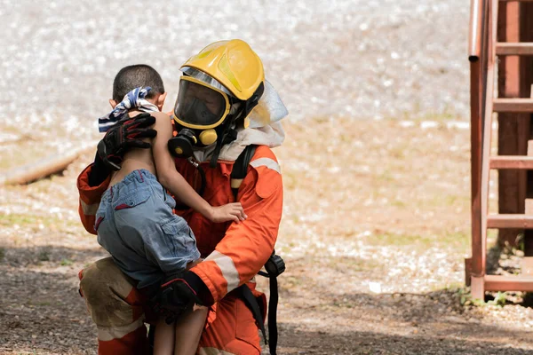 Bombeiro Ajoelha Abraça Uma Criança Para Proporcionar Conforto Fora Edifício — Fotografia de Stock