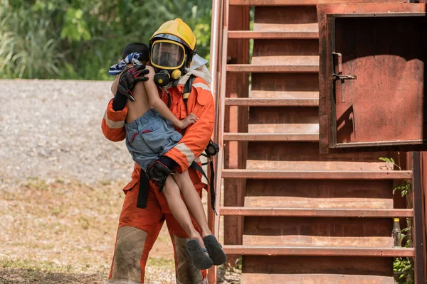 Pemadam Kebakaran Berdiri Dan Melingkarkan Tangannya Pada Anak Yang Ketakutan — Stok Foto