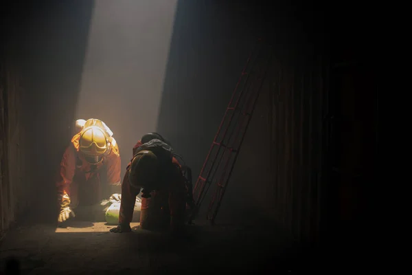 Tűzoltók Ellenőrzik Terület Biztonságát Egy Sötét Szobában Lágy Fénnyel Hogy — Stock Fotó
