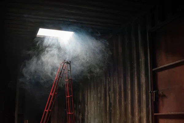 Escada Coberta Com Fumaça Parte Superior Sala Galvanizada Com Luz — Fotografia de Stock