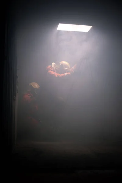 Függőleges Kép Két Tűzoltóról Akik Megpróbáltak Felmászni Létrán Úgy Hogy — Stock Fotó