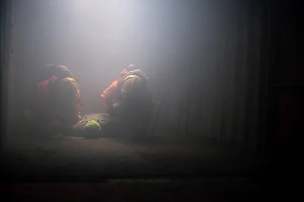 Два Пожарных Хорошо Смазанной Машиной Работающей Идеальном Унисон Помочь Жертве — стоковое фото