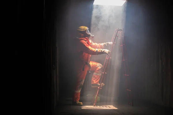 Tűzoltó Sziluettjét Élesen Meghatározza Fenti Lyukból Áradó Fényes Fény — Stock Fotó