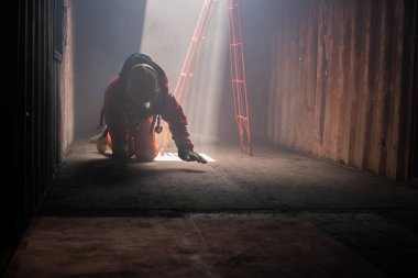 İtfaiyeciler kazanın şiddetini dikkatle izleyip kurbanın kuklasına yardım ediyorlar..