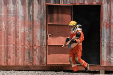 İtfaiyeciler bir çocuğu tehlikeli bir sahneden çıkararak kurtarıyorlar..