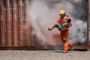İtfaiyeci çocuğu kollarına aldı ve hızla binadan kaçtı. Duman, çocuğu güvenli bir yere taşırken arkalarından süzülüyordu..