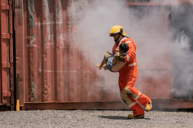 Çocuğu zahmetsizce binadan çıkarırken itfaiyecinin gücü belliydi..