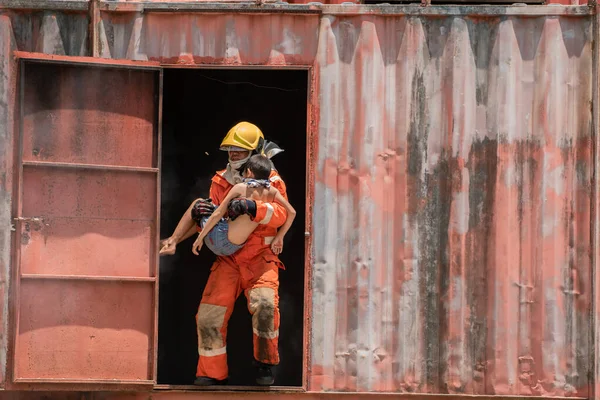 Egy Tűzoltó Óvatosan Karjaiba Vette Gyermeket Veszélyes Helyre Vitte — Stock Fotó