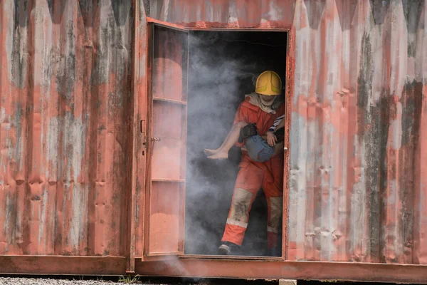 Bombeiros Estão Resgatando Uma Criança Levando Para Fora Porta Uma — Fotografia de Stock
