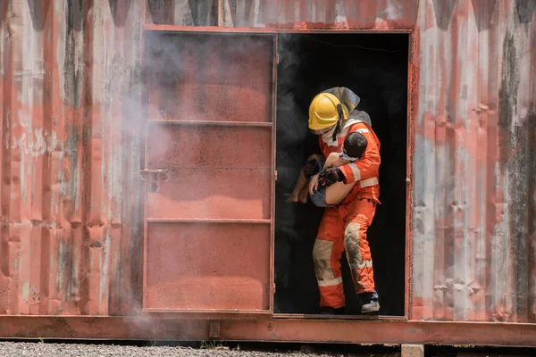 Tűzoltó Óvatosan Felmarkolja Gyermeket Karjába Hogy Biztonságban Legyen — Stock Fotó
