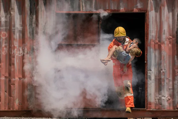 Tűzoltó Hősies Cselekedete Hogy Kihozott Egy Gyereket Egy Füsttel Teli — Stock Fotó