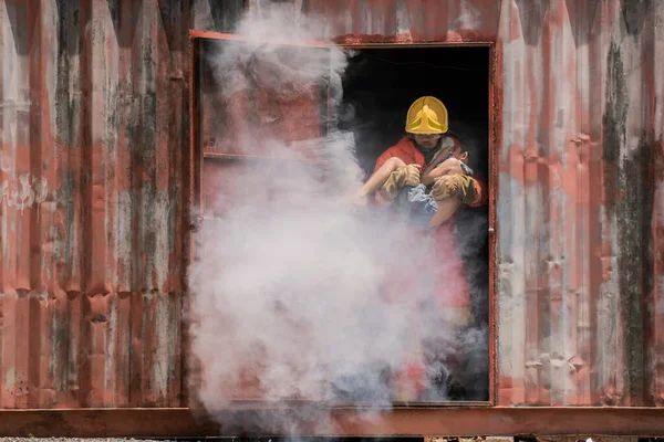 Smoke Engulfed Area Firefighter Quickly Sprang Action Carried Child Safety — Stock Photo, Image