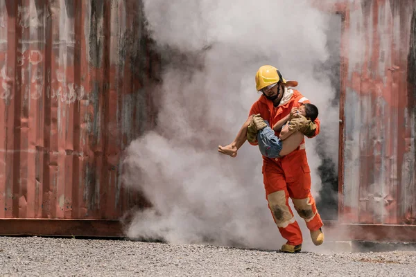 Bombeiro Resgatou Criança Correndo Para Fora Lugar Perigoso Com Fumaça — Fotografia de Stock