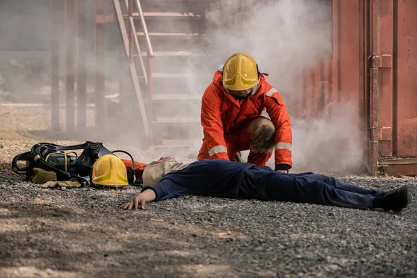 Para Pemadam Kebakaran Tetap Waspada Bahkan Setelah Para Korban Keluar — Stok Foto