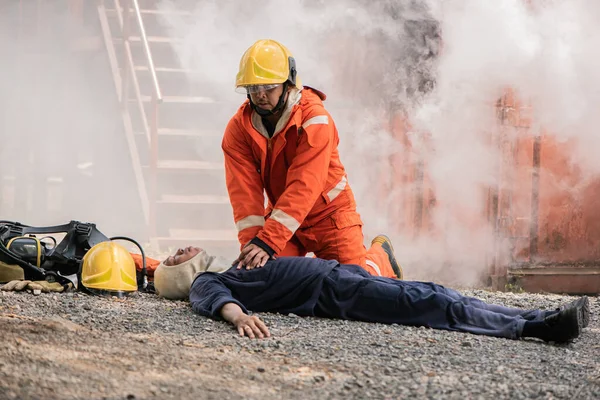 精度と技術で消防士は被害者の心臓を汲み上げ呼吸を回復させ人々を救った — ストック写真