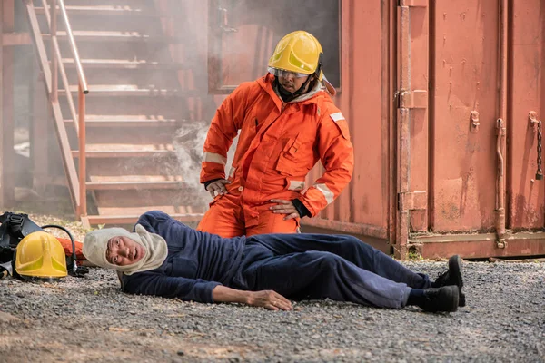 Pompierii Își Folosesc Antrenamentul Abilitățile Pentru Reuși Ajute Victimele Care — Fotografie, imagine de stoc