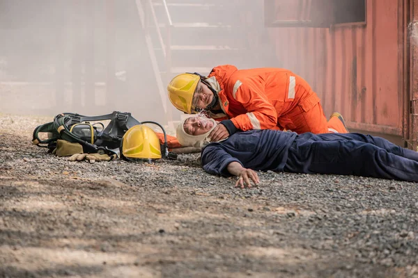 Pemadam Kebakaran Beraksi Setelah Melihat Korban Tergeletak Lantai Tersedak Air — Stok Foto