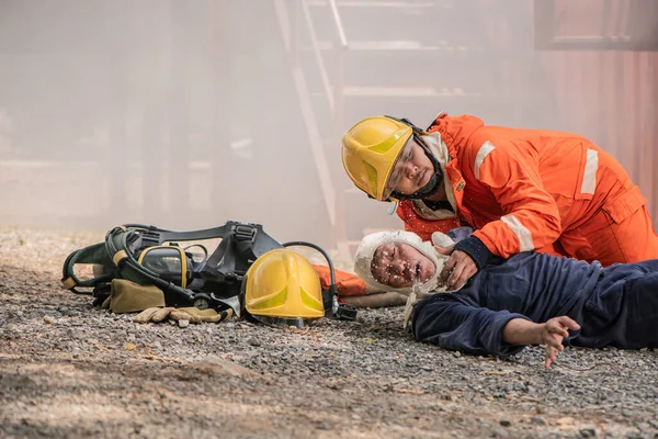 Pemadam Kebakaran Menyelamatkan Korban Dari Tersedak Air — Stok Foto