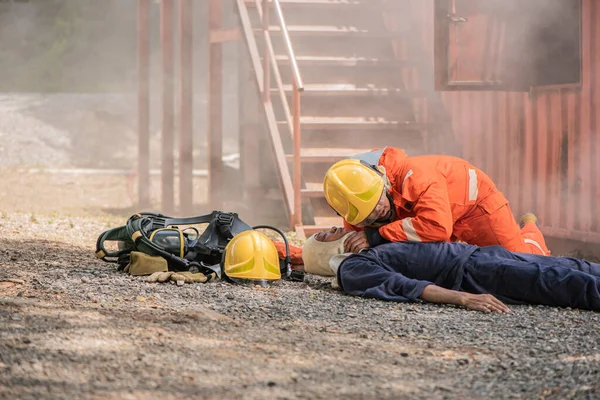 Egy Tűzoltó Ellenőrzi Áldozat Pulzusát Padlón Hogy Lehető Leggyorsabban Segítsünk — Stock Fotó
