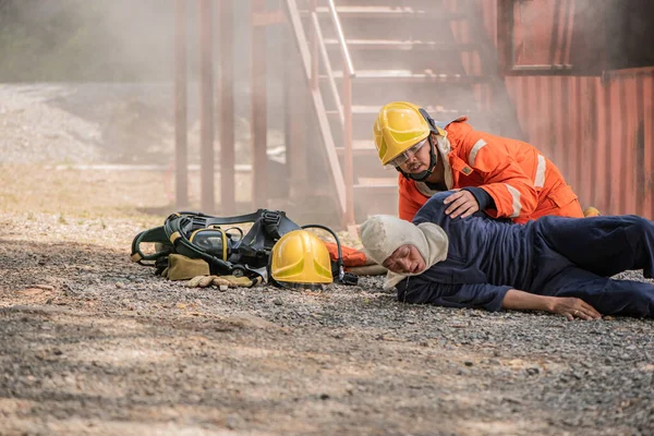 Strażacy Powodzeniem Uratowali Życie Ofiarom Katastrofy Świeżym Powietrzu Ratując Ludzi — Zdjęcie stockowe